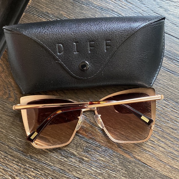 Diff Eyewear Becky Cat Eye Sunglasses in Gold Flash Brown Gradient - Picture 2 of 3